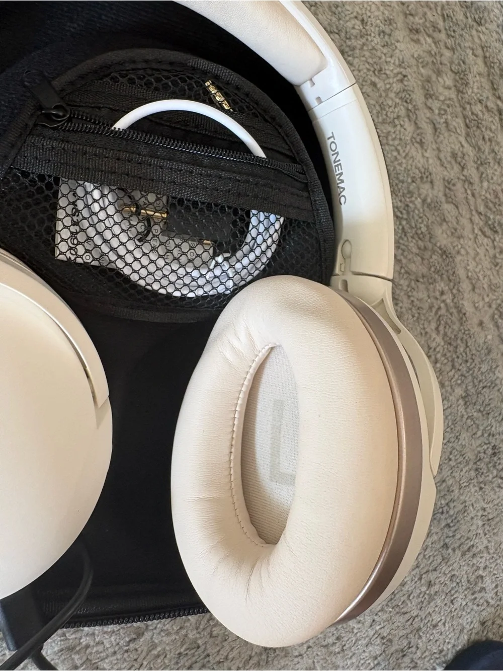 Source Unknown White Over-Ear Wired Headphones with Carry Case - Picture 2 of 4